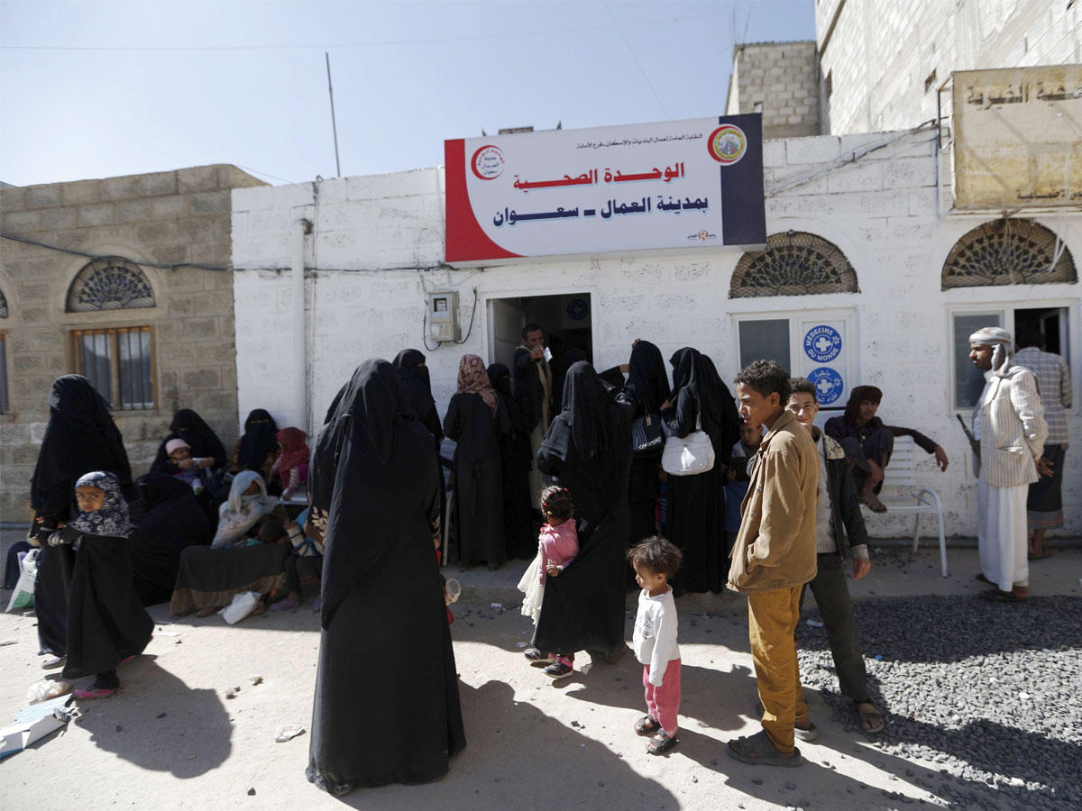 طابور خارج مركز صحي برعاية منظمة أطباء العالم، في العاصمة اليمنية صنعاء