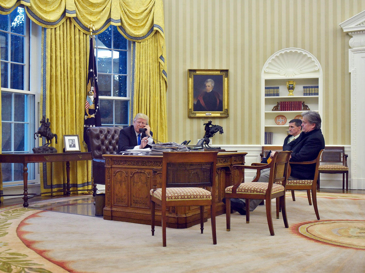 صورة أرشيفية تجمع ترامب وبانون ومولر في البيت الأبيض (ا ف ب)