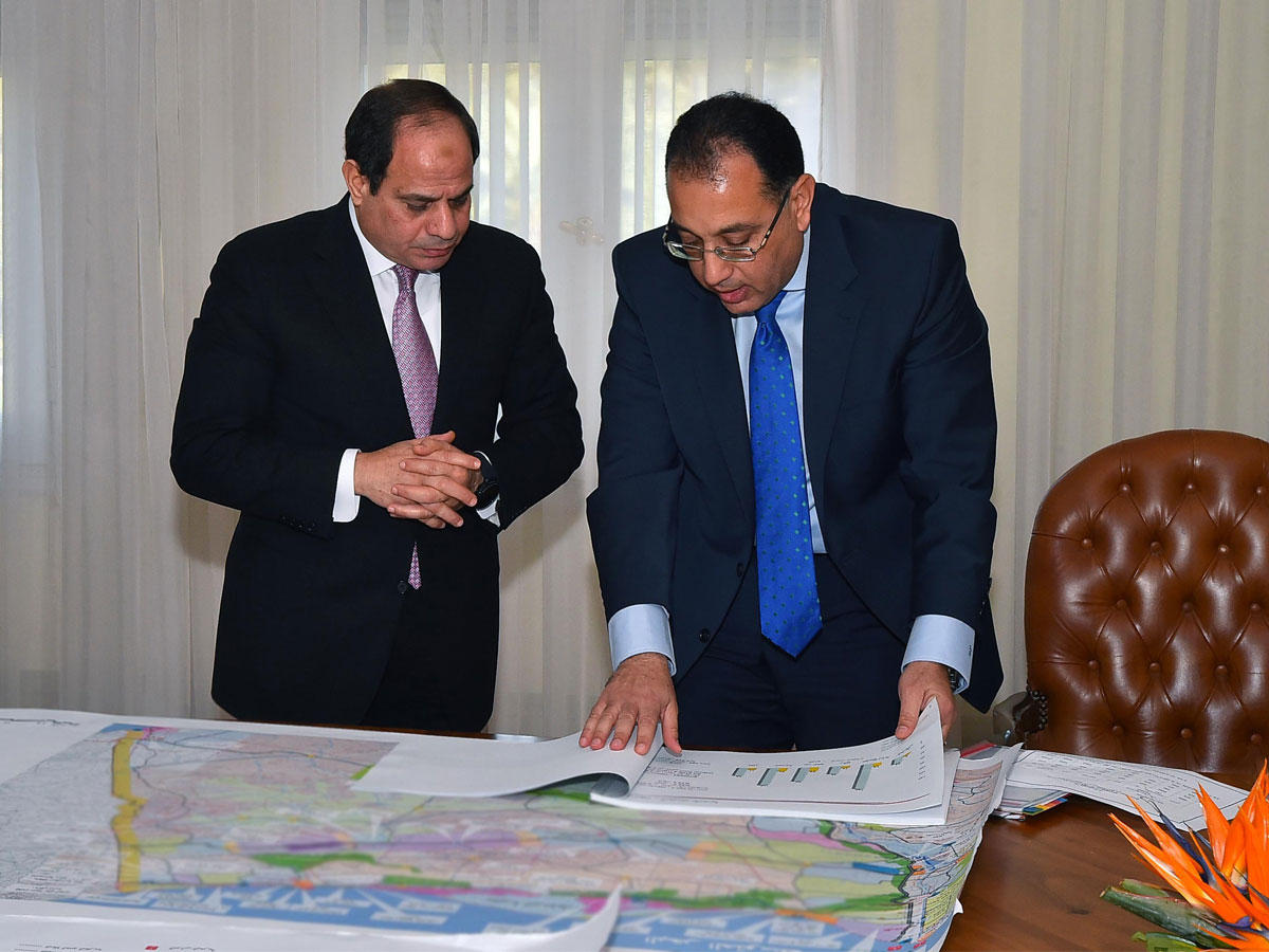 الرئيس السيسي مجتمعاً بالقائم بأعمال رئيس الوزراء مصطفى متولي لمراجعة خطط تنمية سيناء أمس