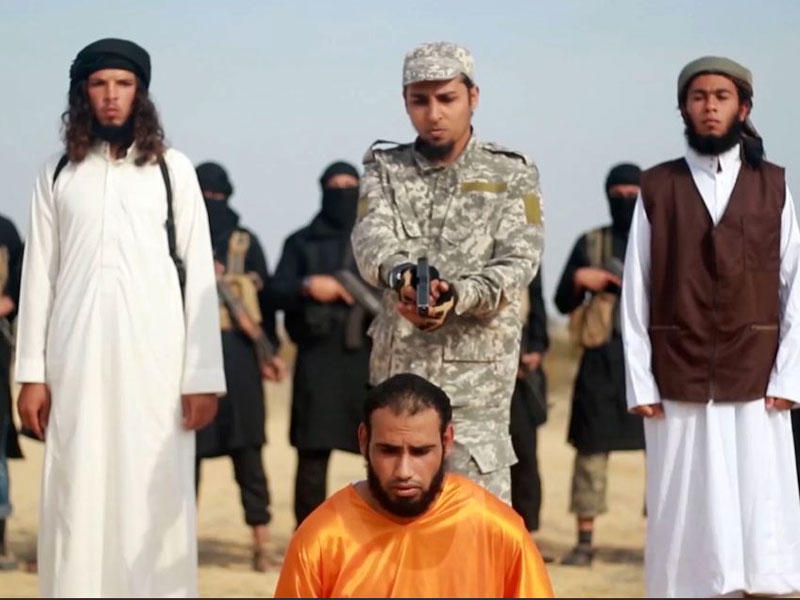 إحدى الصور التي نشرها «داعش» لعملية الإعدام