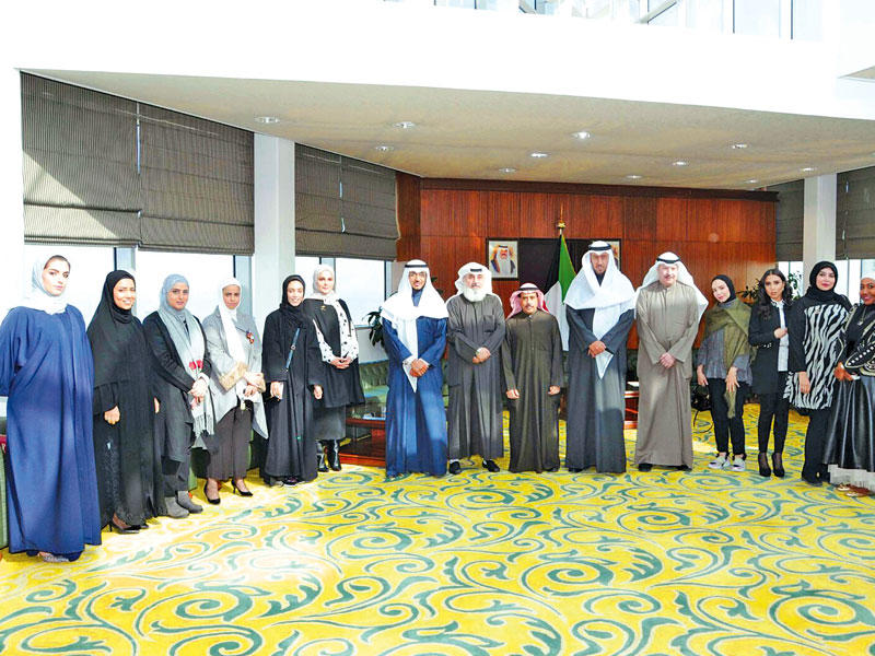 وزير العدل ومسؤولو الوزارة مع عدد من الموثقات بعد أداء اليمين