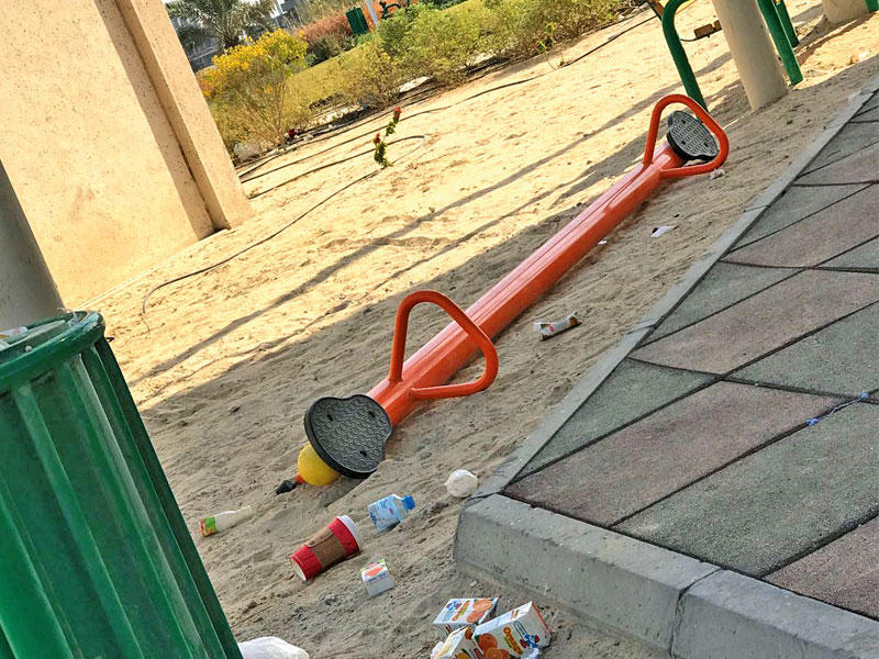 ألعاب متحطمة والأوساخ تحيط بها