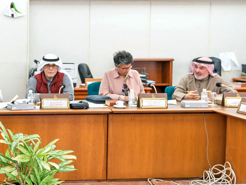 خورشيد مترئساً اجتماعاً سابقاً للجنة المالية