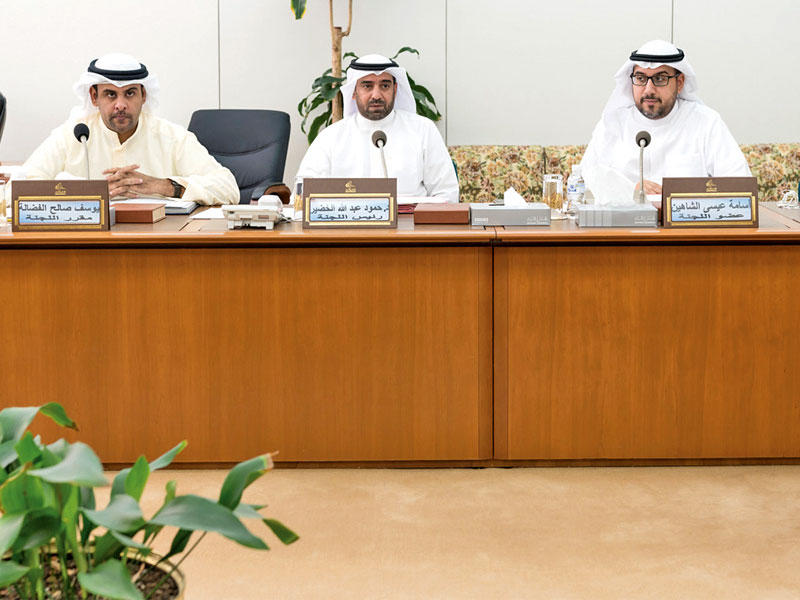 الشاهين والخضير والفضالة في أحد اجتماعات اللجنة الصحية