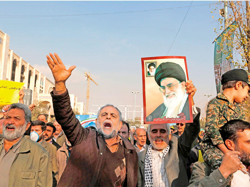 مسيرة مؤيدة لخامنئي بعد صلاة الجمعة بطهران أمس (أ ف ب)