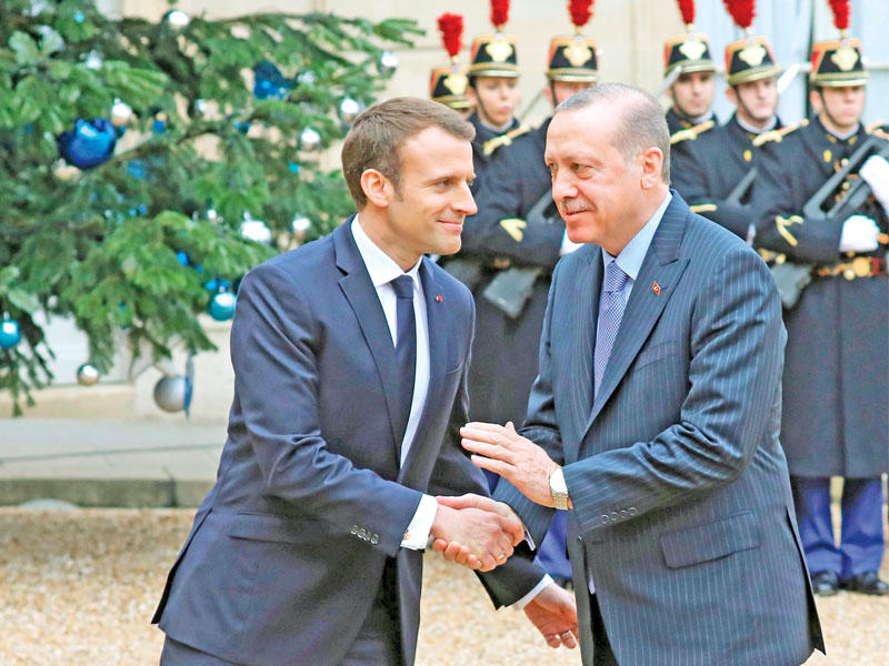 ماكرون مستقبلاً إردوغان في قصر الإليزيه أمس   (أ ف ب)