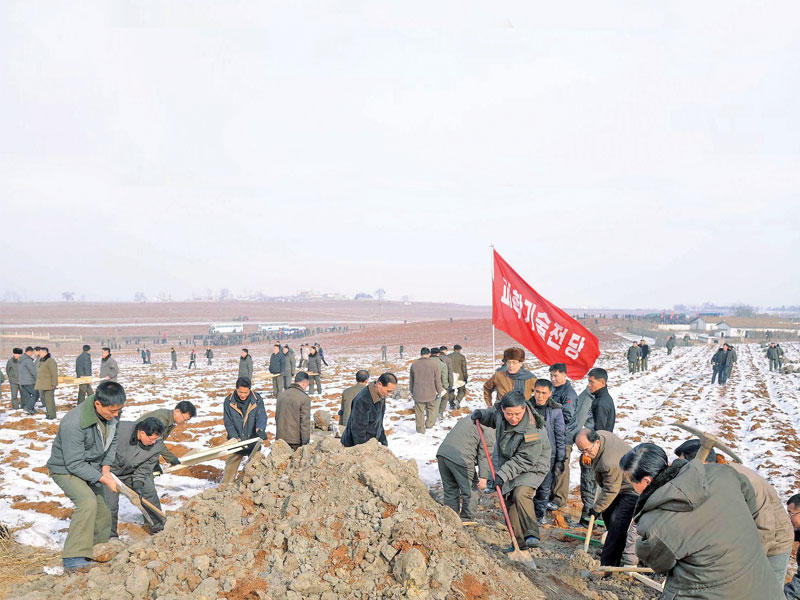 مسؤولون كوريون شماليون يشاركون أمس في «جمعة العمال» في مزرعة قرب بيونغ يانغ (رويترز)