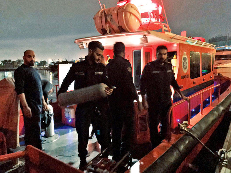 رجال الإطفاء خلال البحث عن المصري المفقود