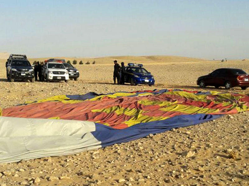 بقايا المنطاد على الأرض بالقرب من مدينة الأقصر القديمة بعد حادث تحطم