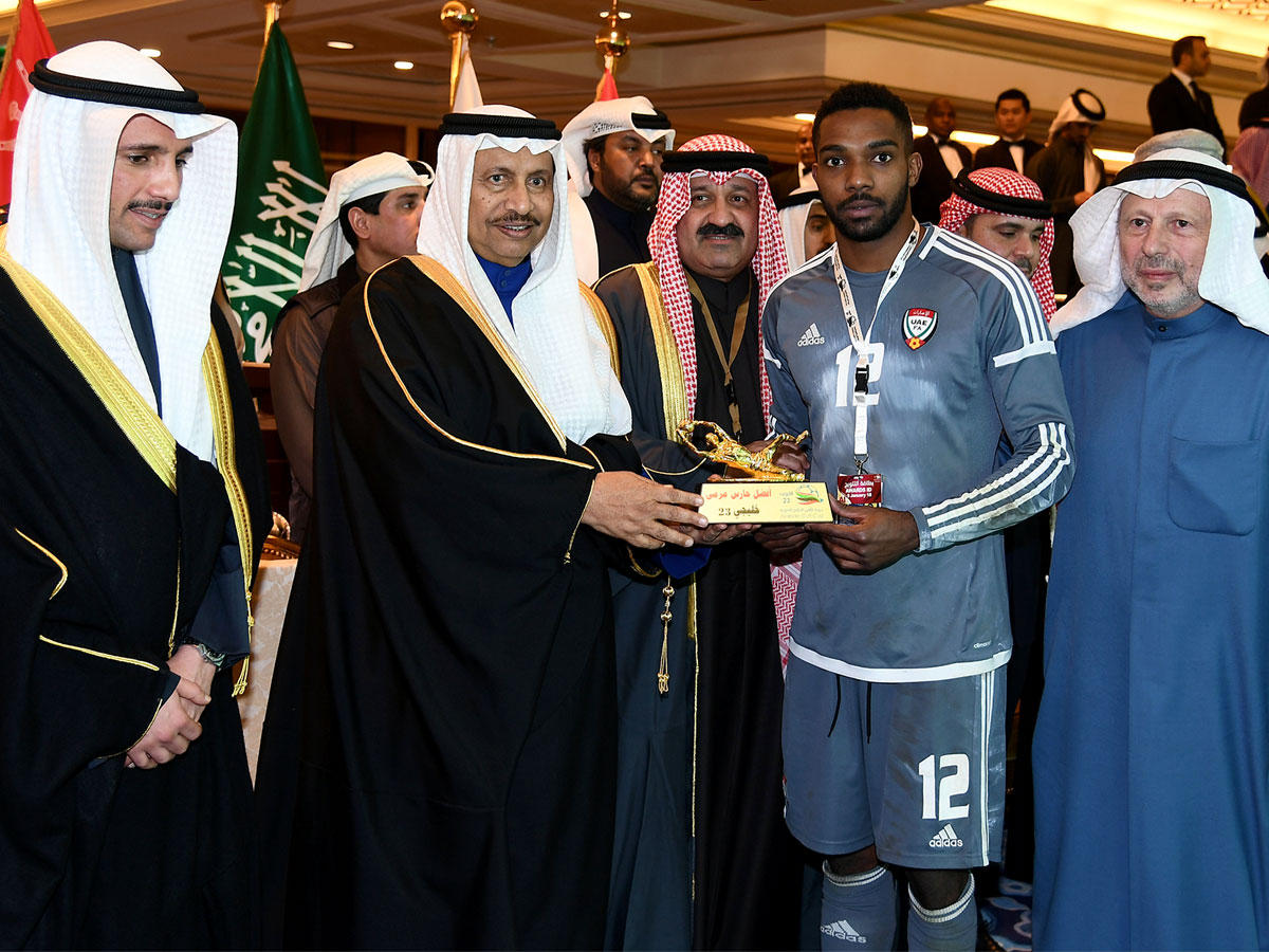 المبارك يسلم جائزة أفضل حارس للإماراتي خالد عيسى
