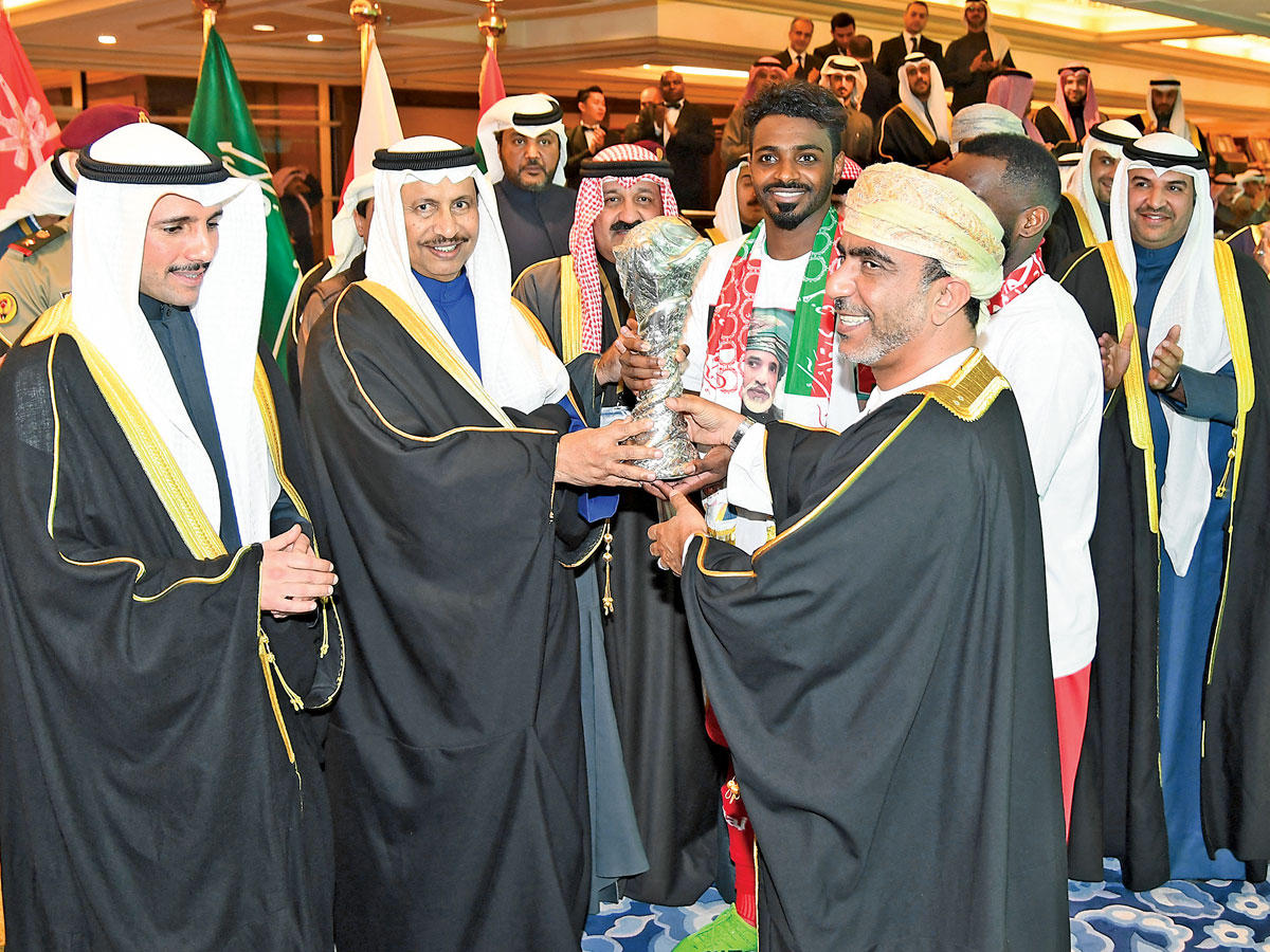 ممثل الأمير سمو الشيخ جابر المبارك يسلم كأس البطولة إلى رئيس الاتحاد العماني سالم الوهيبي بحضور رئيس مجلس الأمة مرزوق الغانم