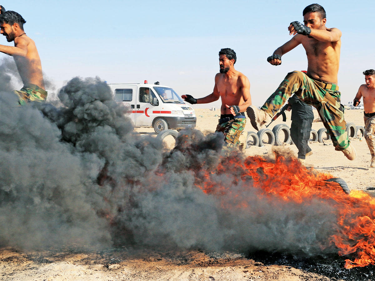 متطوعون سُنة في تدريبات «فرقة العباس» أبرز فصائل الحشد الشعبي بكربلاء في 20 ديسمبر الماضي (رويترز)