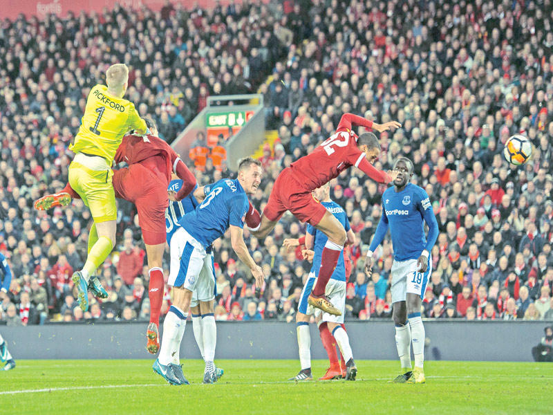 فان دييك نجم ليفربول يحرز هدفه في مرمى إيفرتون