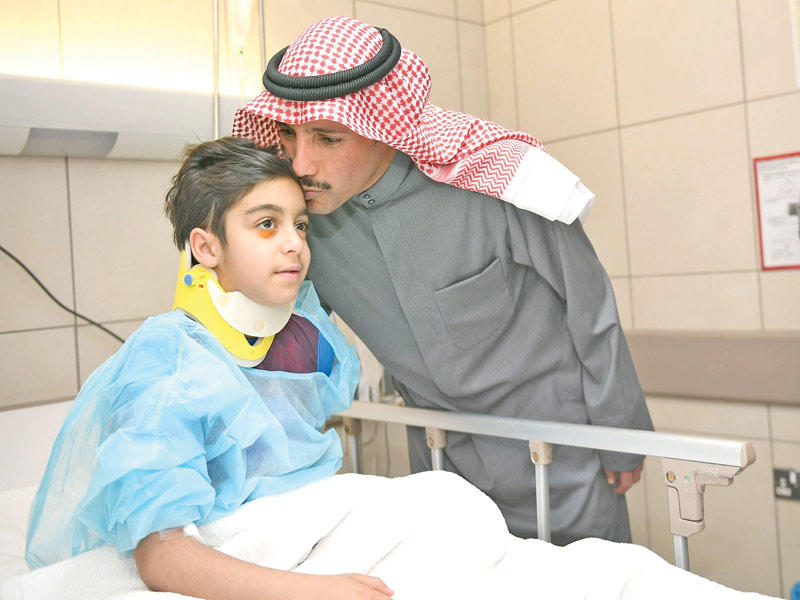 الغانم يقبل رأس أحد المصابين