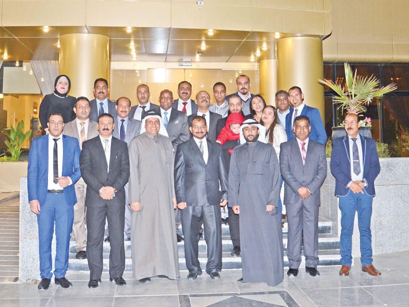 صورة تذكارية لموظفي المجموعة أمام الفندق