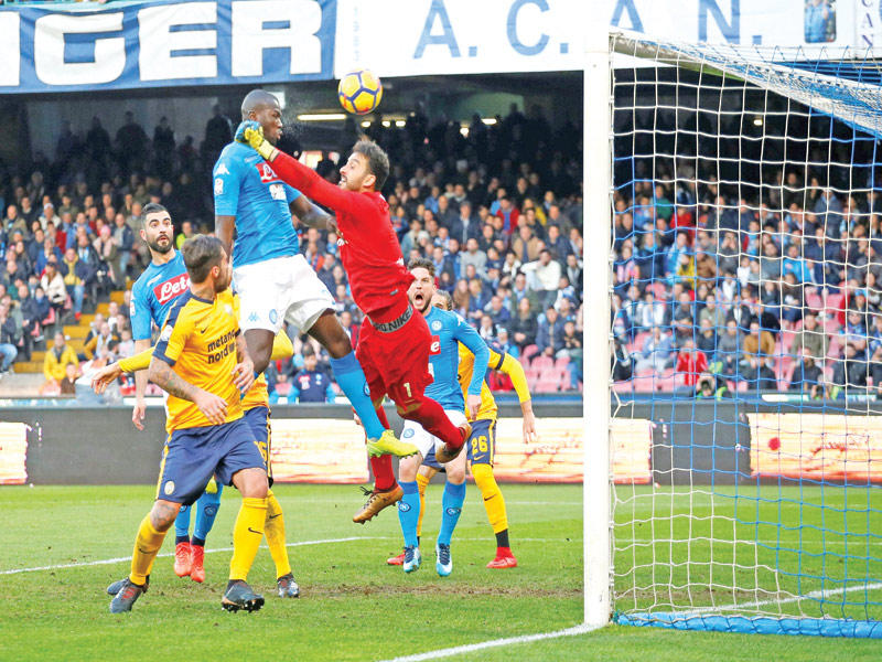 كوليبالي نجم نابولي يحرز هدفه