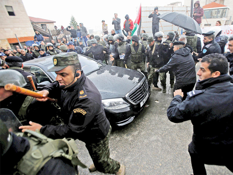 قوات أمنية تابعة للسلطة الفلسطينية تمنع فلسطينيين من الاعتداء على بطريرك الأرثوذكس في بيت لحم أمس ttttttt   (رويترز)