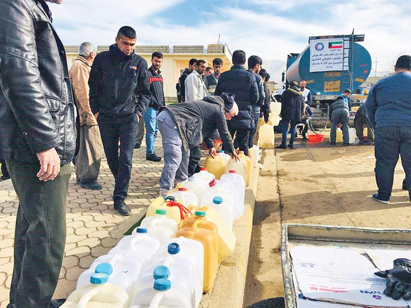 جانب من توزيع النفط الأبيض على متضرري زلزال كردستانn