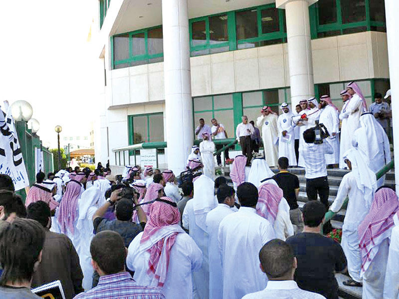 صورة ارشيفية لاحتجاجات طلابية على مشاكل التسجيل