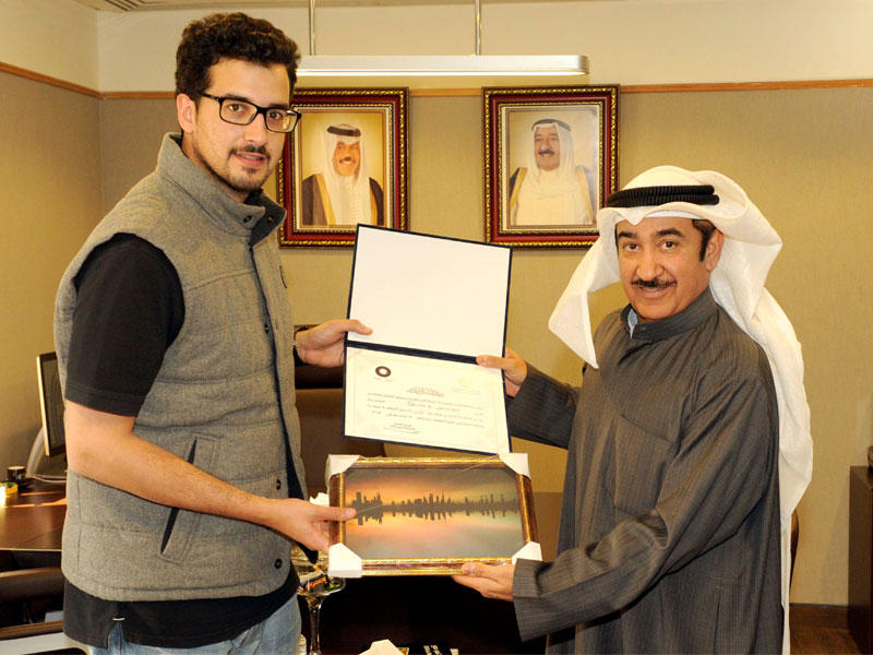 سعد العلي يكرم المصور دشتي