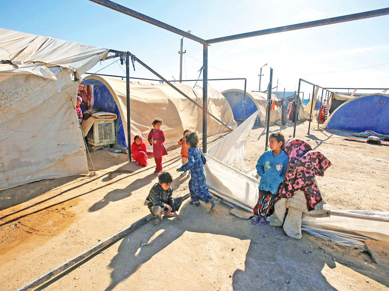 أطفال عراقيون في مخيم عامرية الفلوجة في الأنبار قبل أيام t(رويترز)