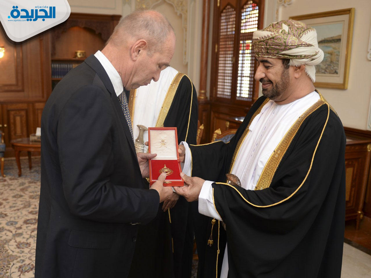 وزير ديوان البلاط السلطاني خالد البوسعيدي يسلم الأوسمة