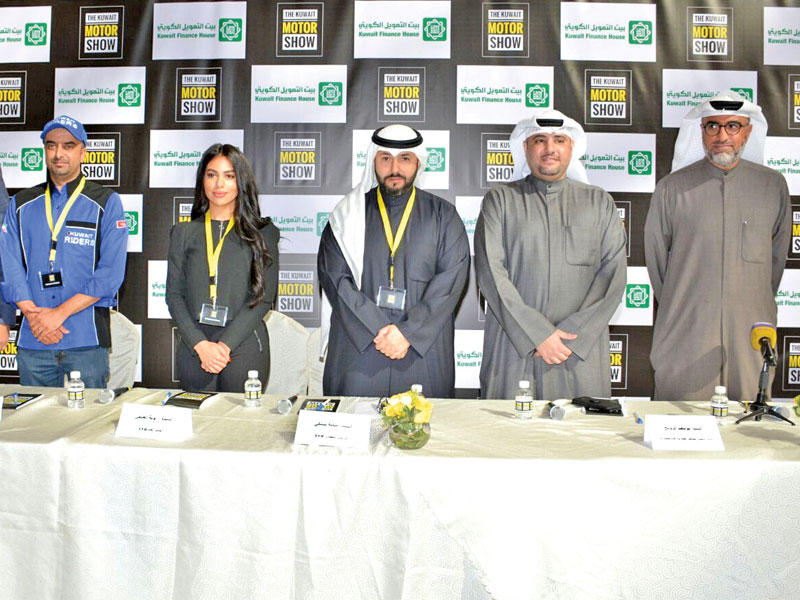 من اليمين: وائل الخراز ويوسف الرويح وأسامة بستكي وراوية العتيقي ومهند المنصوري وإسماعيل صديق