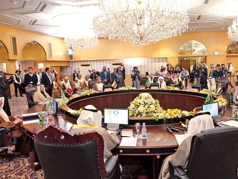 الغانم مترئساً الجلسة الختامية (تصوير نوفل إبراهيم)