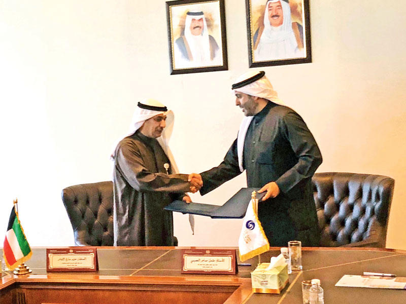 مشعل العصيمي يتبادل وثيقة مذكرة التفاهم مع عويد الثويمر