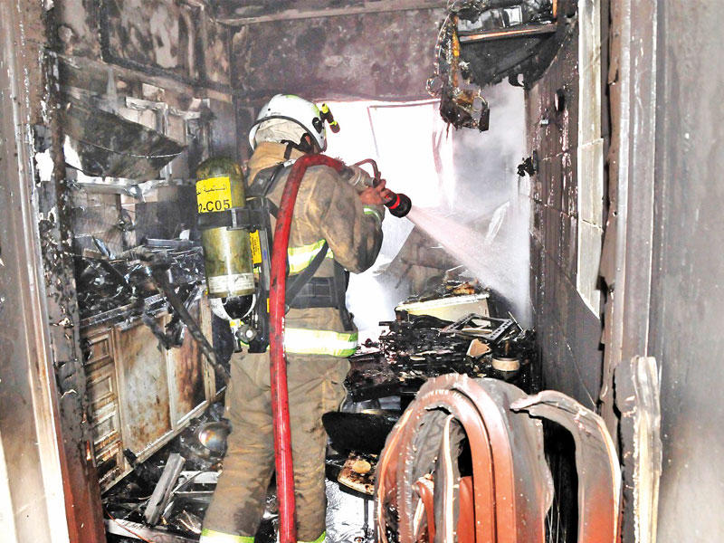 رجل إطفاء يكافح الحريق