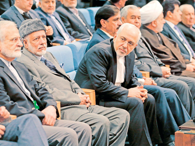 ظريف ووزير الخارجية العماني يوسف بن علوي بن عبدالله يشاركان في مؤتمر عن الأمن في طهران أمس    (أ ف ب)