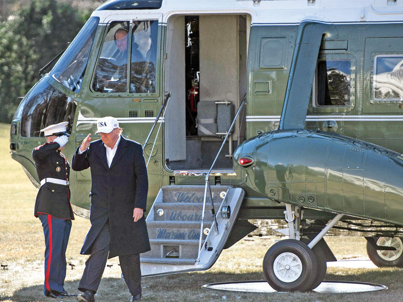 ترامب عائداً إلى البيت الأبيض أمس الأول من كامب ديفيد  t(أي بي أيه)