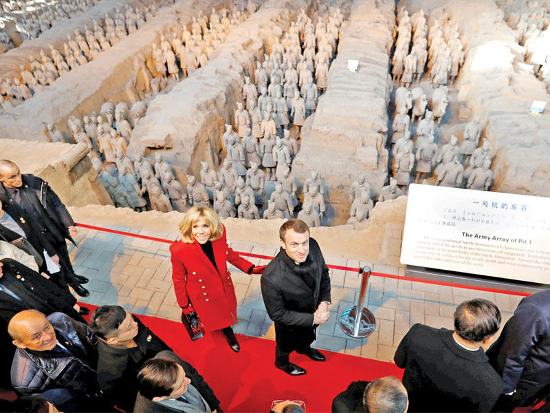 ماكرون وزوجته في الموقع التاريخي الاثري الشهير في شيان