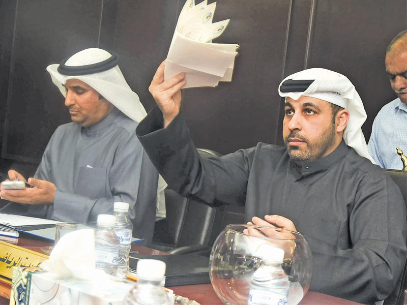 جانب من عملية الفرز في اتحاد السلة التي جرت بمقر اللجنة الأولمبية أمس