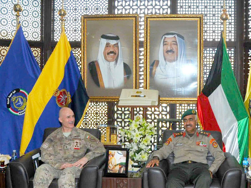 رئيس الأركان العامة للجيش الكويتي الفريق الركن محمد الخضر يستقبل رئيس مكتب التعاون العسكري الأمريكي الجنرال سانت كلمنتي