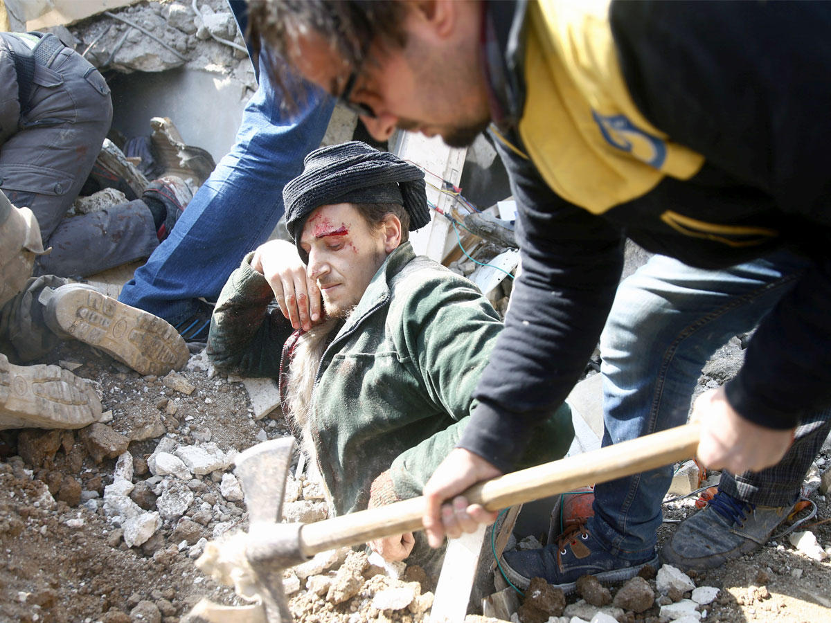 إصابة رجل تحت الحطام في تضررت بعد غارة جوية في منطقة سقبة  في ضاحية غوطة بشرق دمشق