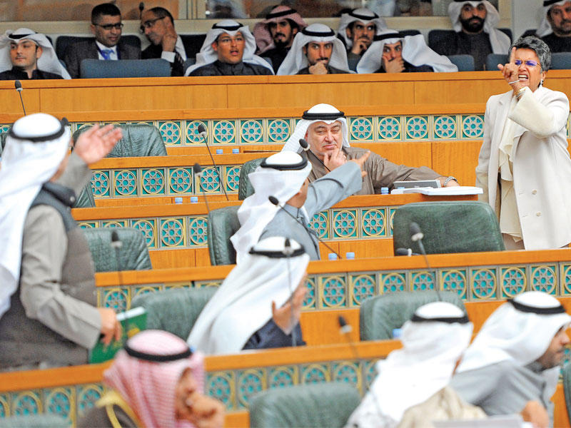 جانب من السجال النيابي في جلسة أمس (تصوير عبدالله الخلف)