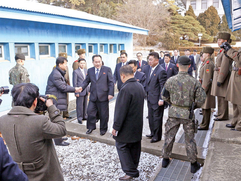 رئيس وفد كوريا الشمالية يقف على خط الهدنة بين الكوريتين قبل عبوره إلى قرية بانمونغوم المنزوعة السلاح لحضور الاجتماع أمس (أ ف ب)