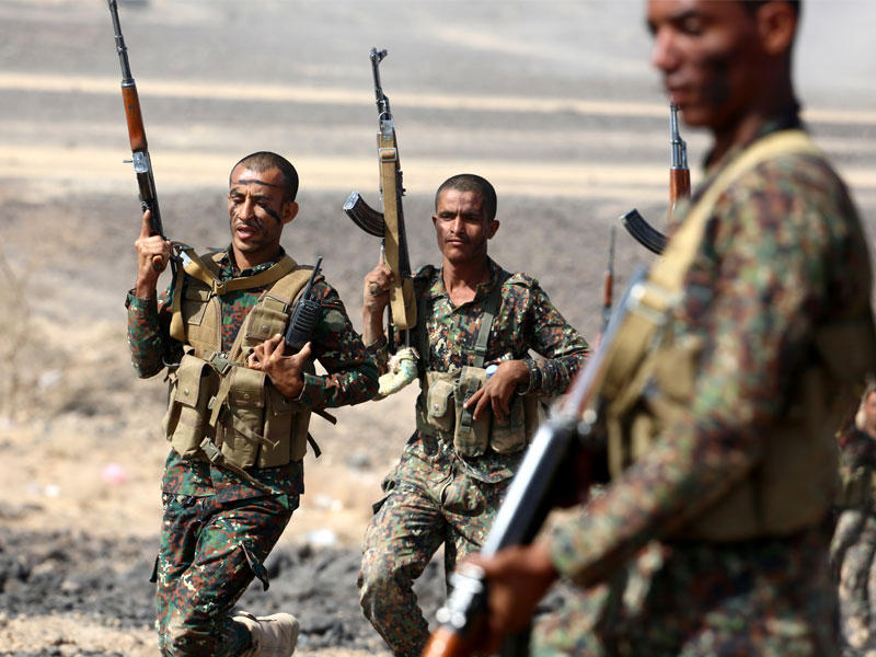 جنود يمنيون يشاركون في مناورة عسكرية يدعمها التحالف العسكري الذي تقوده السعودية في محافظة مأرب