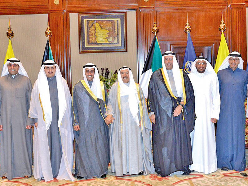 الأمير متوسطاً أعضاء مجلس إدارة النادي العلمي أمس