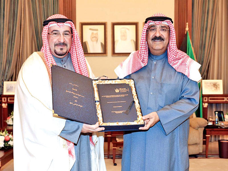 مشعل الأحمد يتسلم رسالة الدكتوراه من فهد الجابر