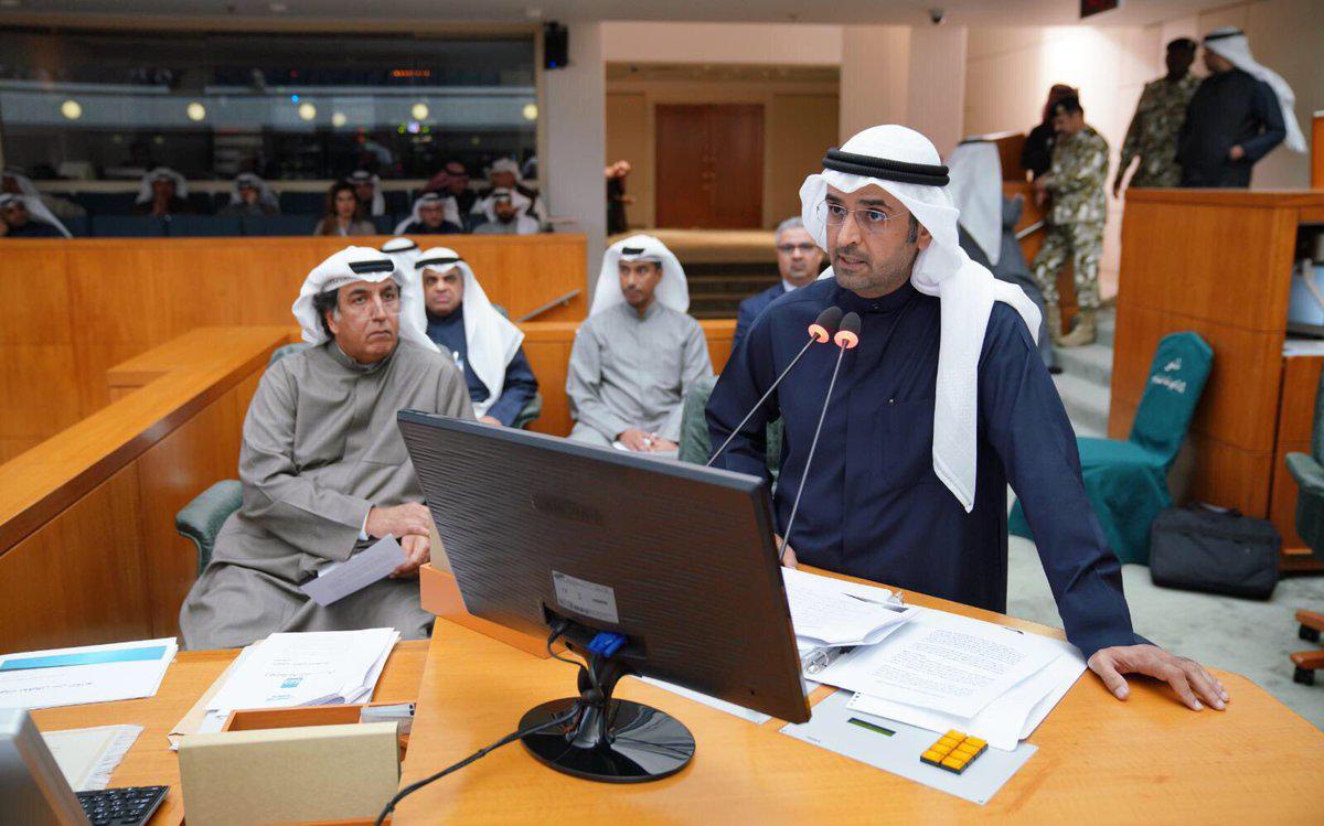 الحجرف متحدثاً خلال الجلسة