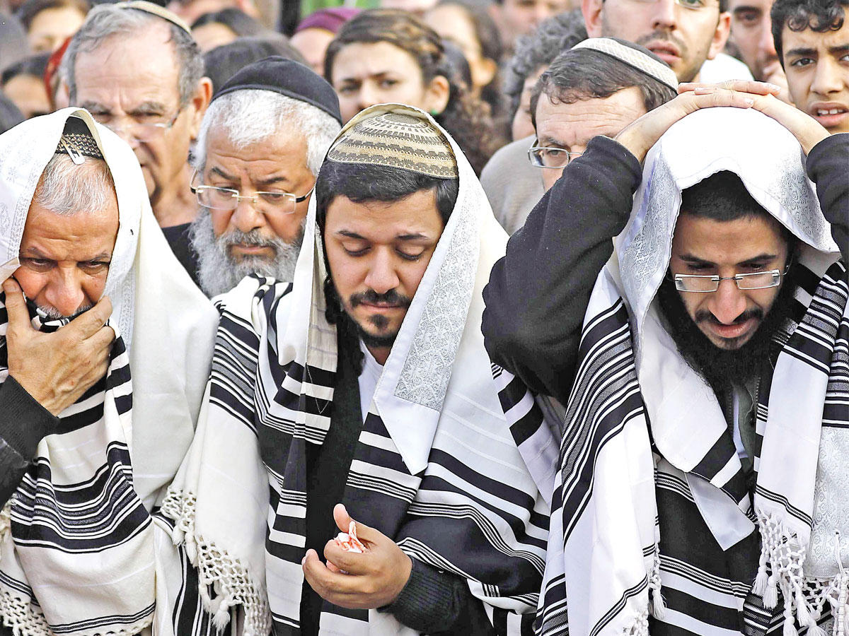 حاخامات خلال دفن رجل الدين اليهودي القتيل في مستوطنة هافات جلعاد أمس (أ ف ب)