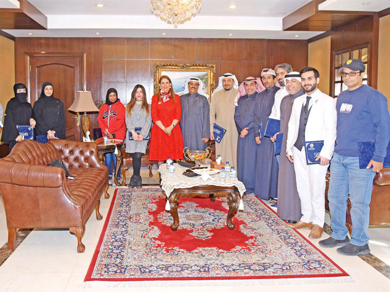 السبيعي تتوسط الموظفين المكرمين