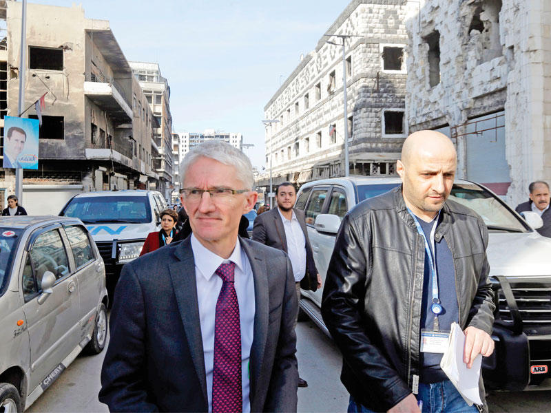 وكيل الأمين العام للأمم المتحدة للشؤون الإنسانية يتجول في حمص أمس (أ ف ب)