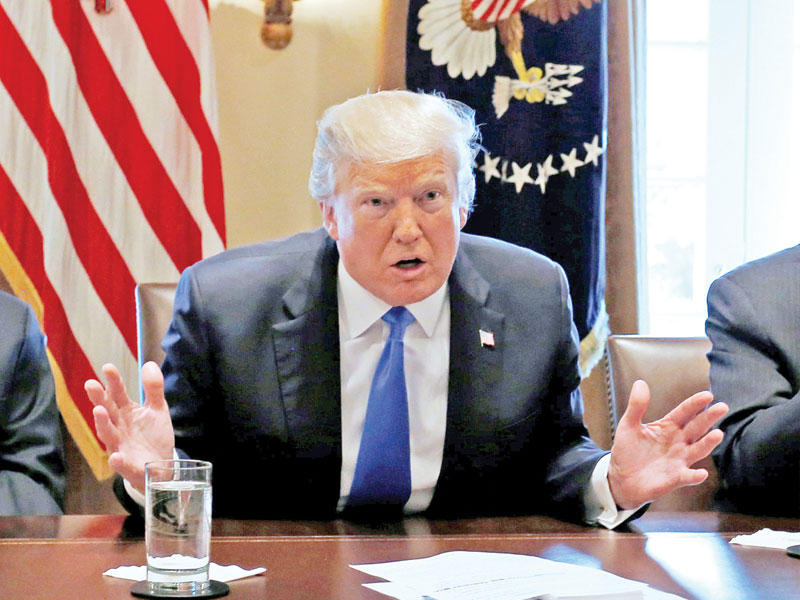 ترامب خلال اجتماع مع المشرعين أمس الاول حول الهجرة (رويترز)