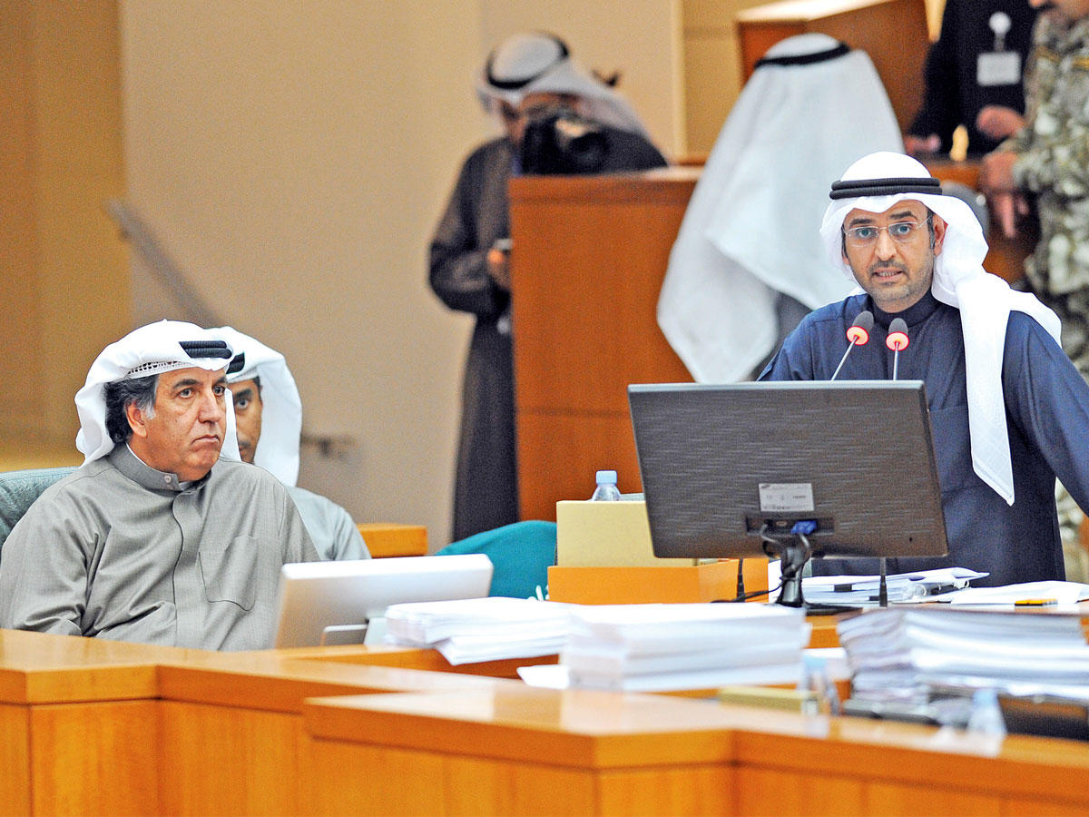 الحجرف متحدثاً في جلسة أمس (تصوير عبدالله الخلف)