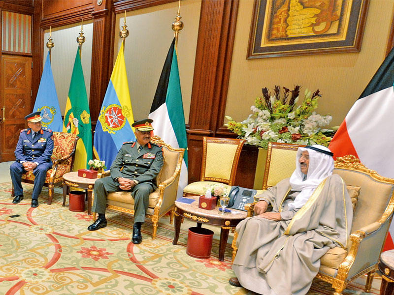 صاحب السمو مستقبلا الخضر وكبار قادة الجيش أمسn