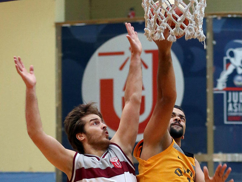 صراع تحت السلة (تصوير جورج رجي)