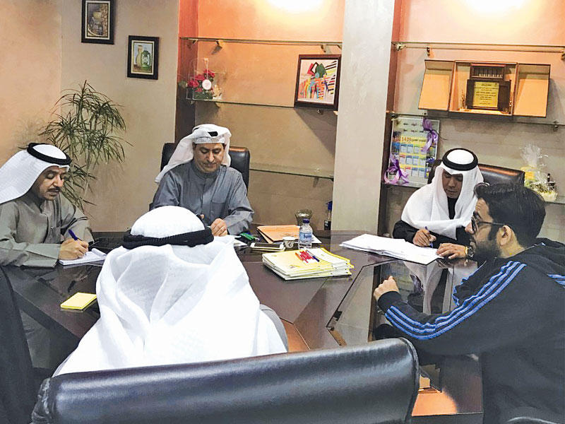 الحويلة خلال لقائه أولياء أمور الطلبة